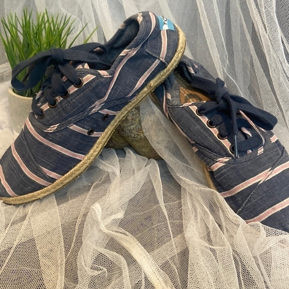 Toms Blue & Pink  Stripes shoes  💕 - Picture 6 of 8